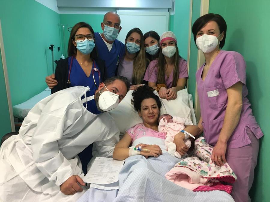 I genitori di Ines Canu, prima nata in Ogliastra nel 2022, insieme all'équipe del reparto di Ostetricia dell'ospedale di Lanusei (foto concessa)