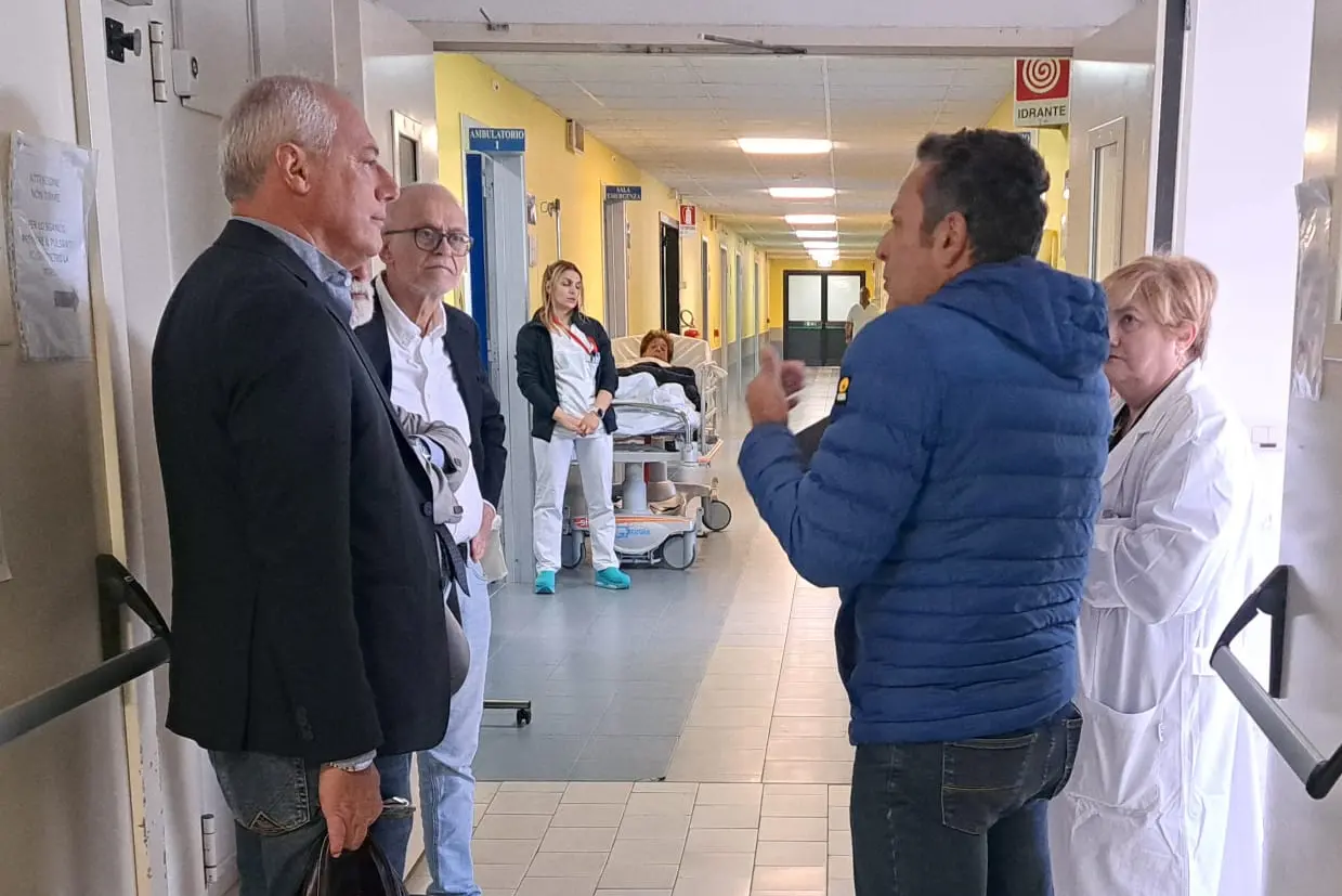 Il commissario con il dirigente del Pronto soccorso (foto Fiori)