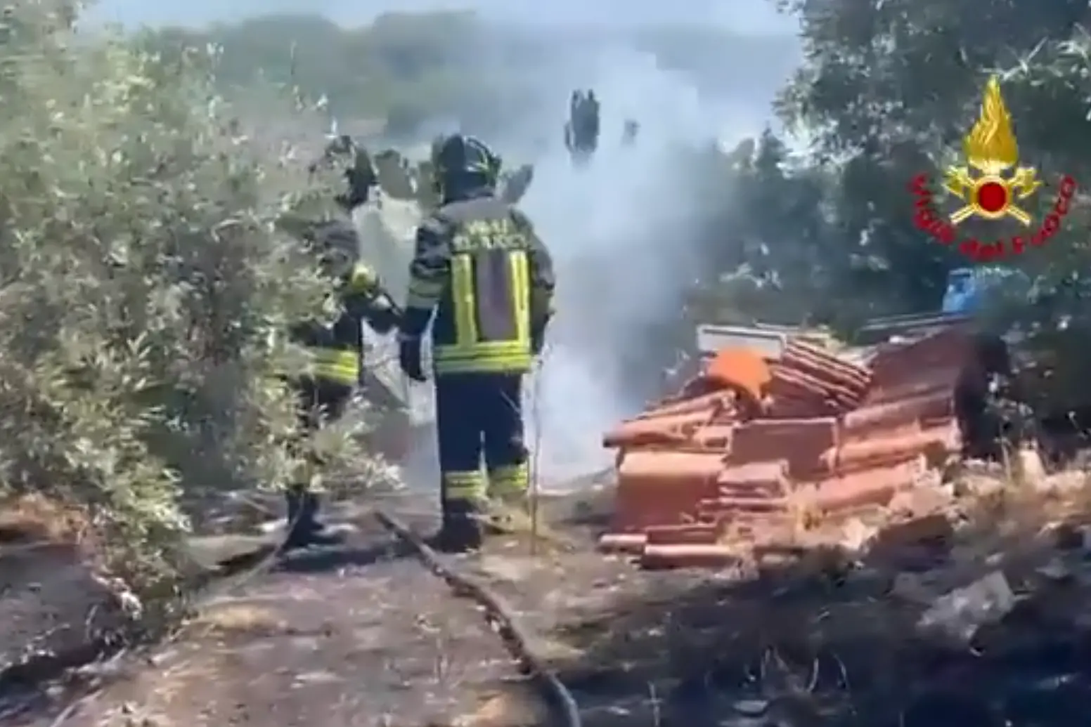 Morto nell'incendio a Quartu: l'intervento dei vigili del fuoco a Noiu Crubu
