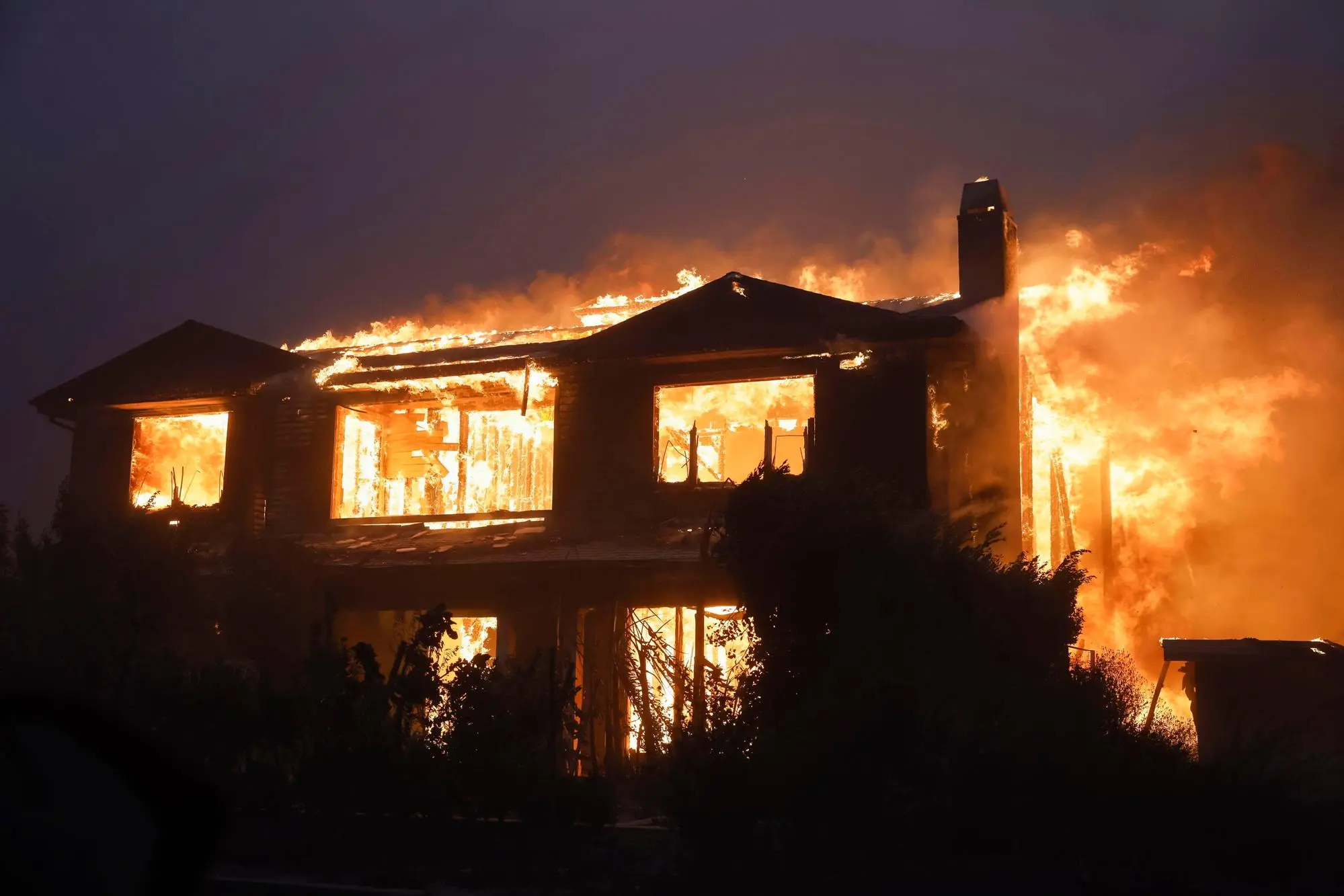 epaselect epa11813383 A house burns as a result of the Palisades wildfire in Pacific Palisades, California, USA, 08 January 2025. According to data from California Department of Forestry and Fire Protection, CAL FIRE, the Palisades fire is burning across nearly 3000 acres and has forced widespread thousands of evacuations in the Los Angeles area. EPA/CAROLINE BREHMAN