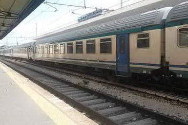 Attraversa i binari: 55enne muore travolto da un treno