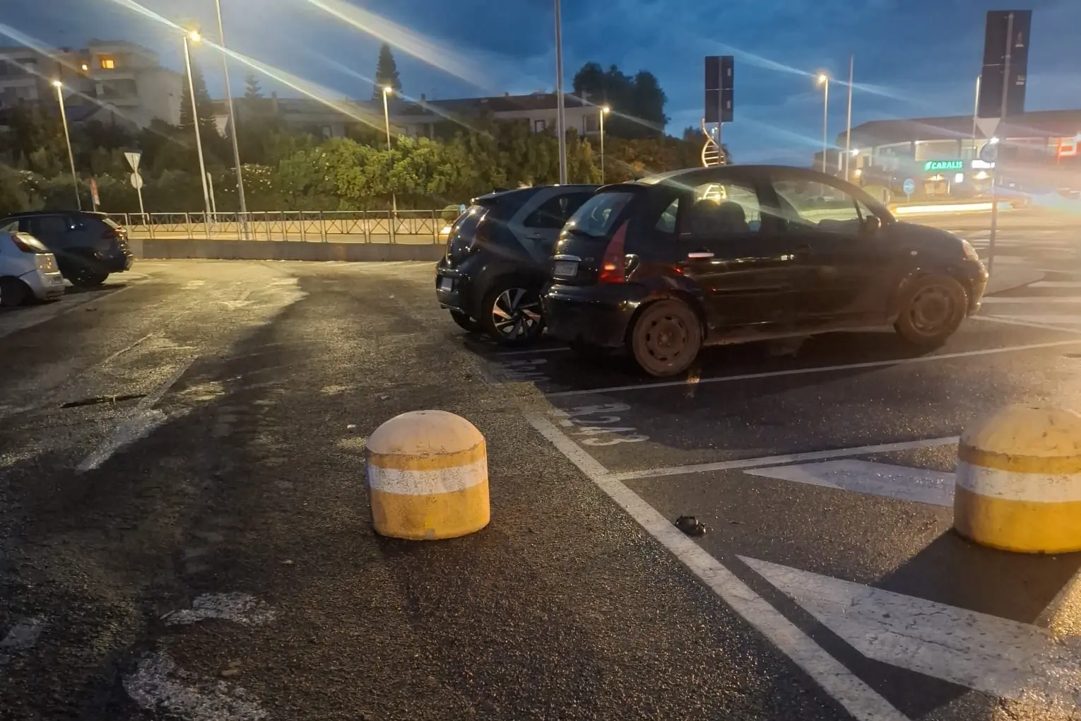 I dissuasori di cemento in mezzo ai parcheggi al Brotzu