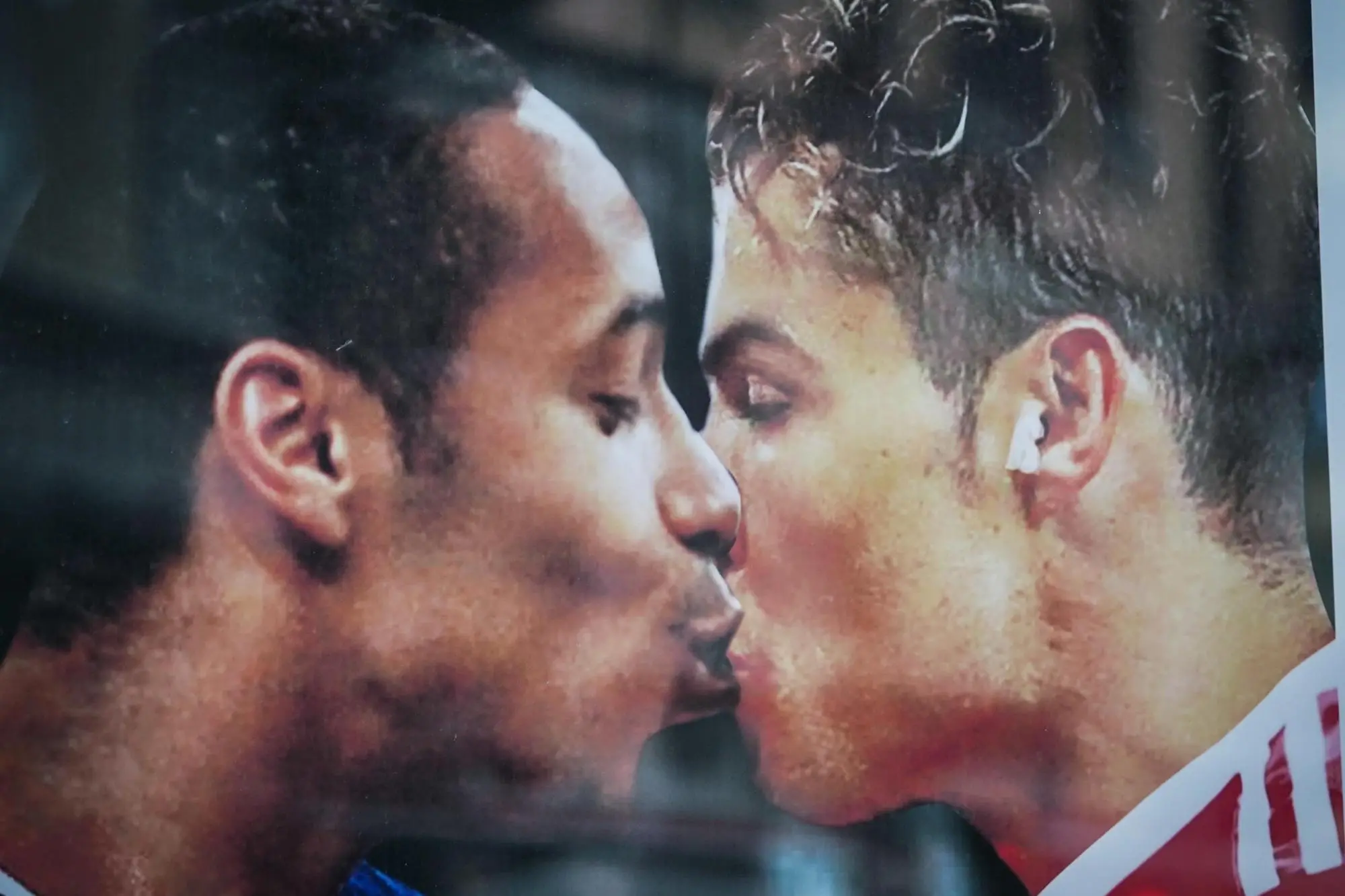 L'opera dello street artist Andrea Villa che raffigura un bacio tra Mbapp&eacute; e Cristiano Ronaldo contro l'omofobia nel calcio (Ansa/Romano)