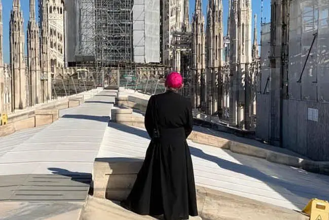Il vescovo di Milano che sale sul tetto del Duomo e prega la Madonnina (Ansa)