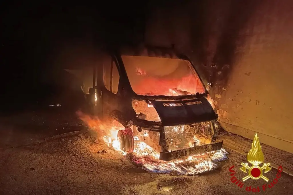 Il furgone a fuoco a Sassari (foto Vigili del Fuoco)
