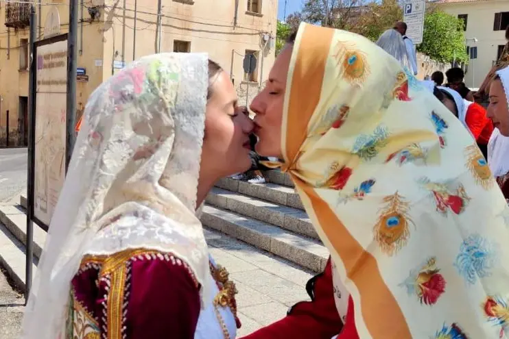 Madre e figlia in abito tradizionale di Ittiri