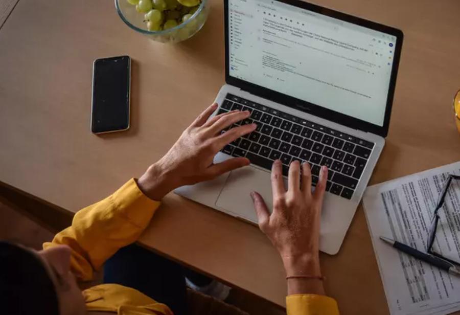 Guerra e crisi energetica, si valuta il piano d’emergenza: ipotesi smart working e targhe alterne