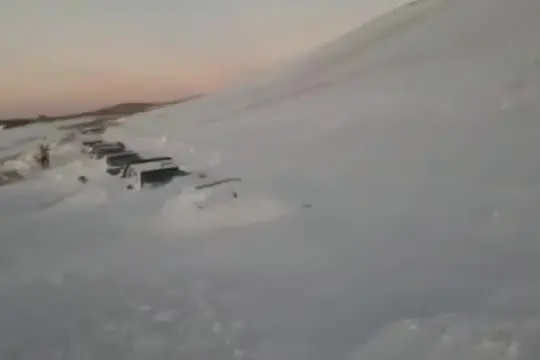 Argentina, il soccorso dei turisti bloccati dalla nevicata: auto sepolte