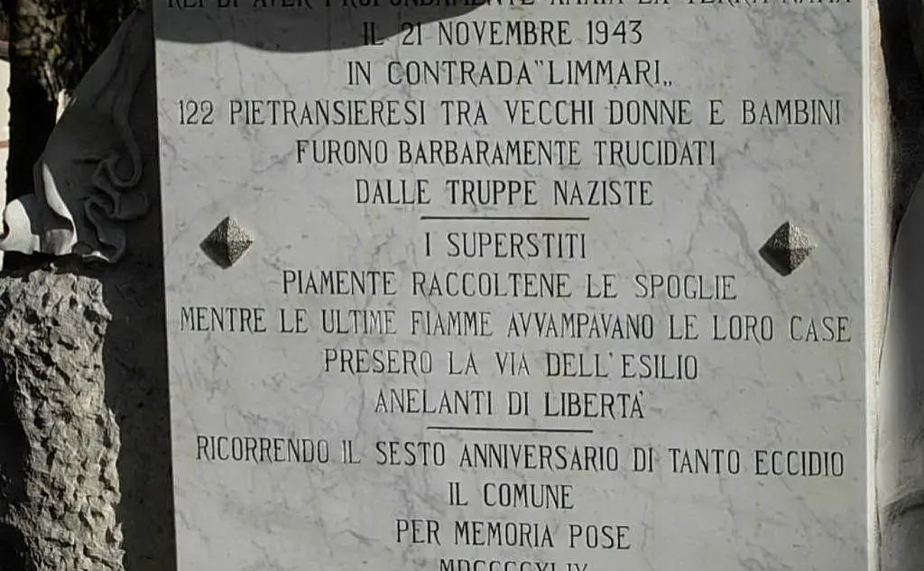 La lapide posta in ricordo (foto Wikipedia)