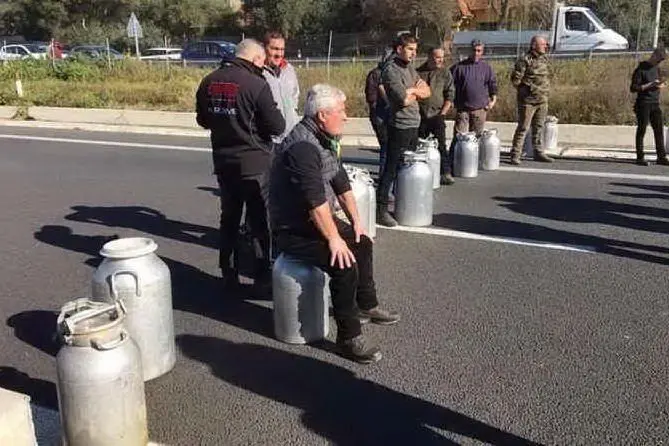 Una protesta degli allevatori sulla 131 (Foto L'Unione Sarda)