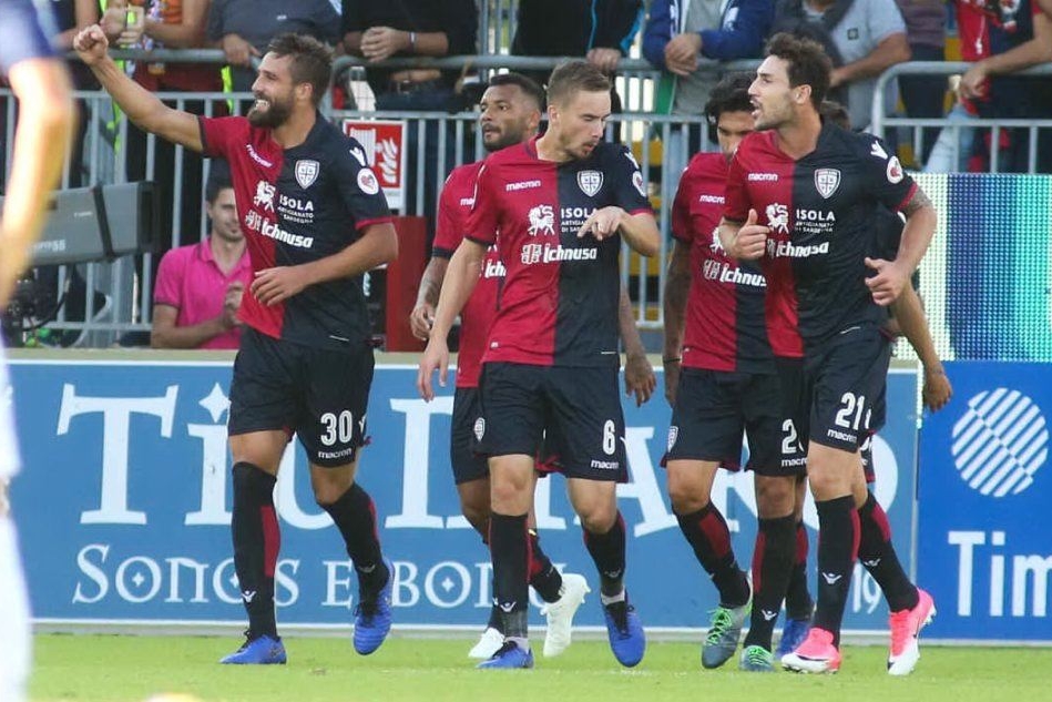Pavoletti esulta dopo un gol al Chievo (Ansa)