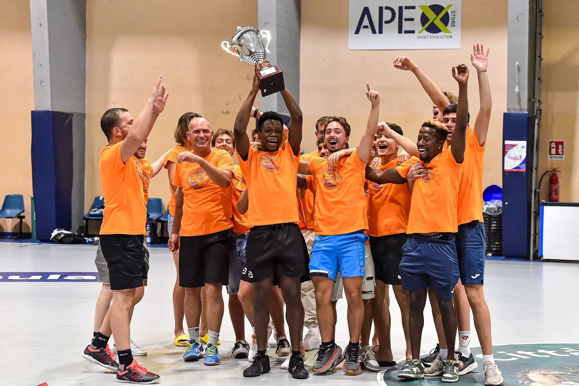 Johnny Oyebode solleva la Coppa e festeggia con i suoi avversari la vittoria nel Trofeo di Candelieri