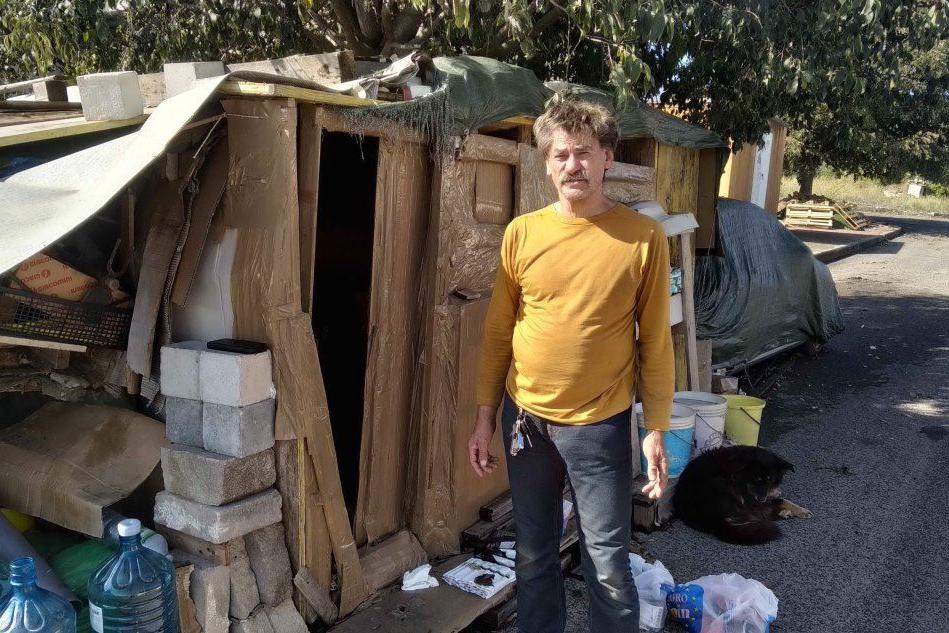 Flavio, il geometra disoccupato che vive da dieci anni in una baracca a Sassari