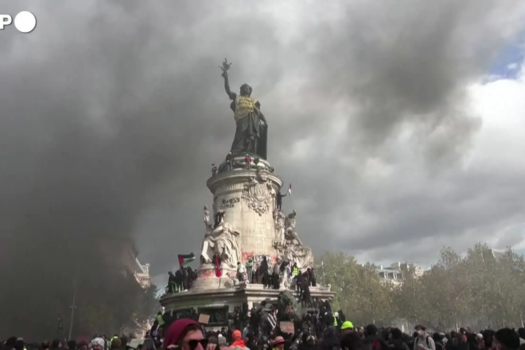 Proteste a Parigi, guerriglia contro il caro vita: record di 855 fermi
