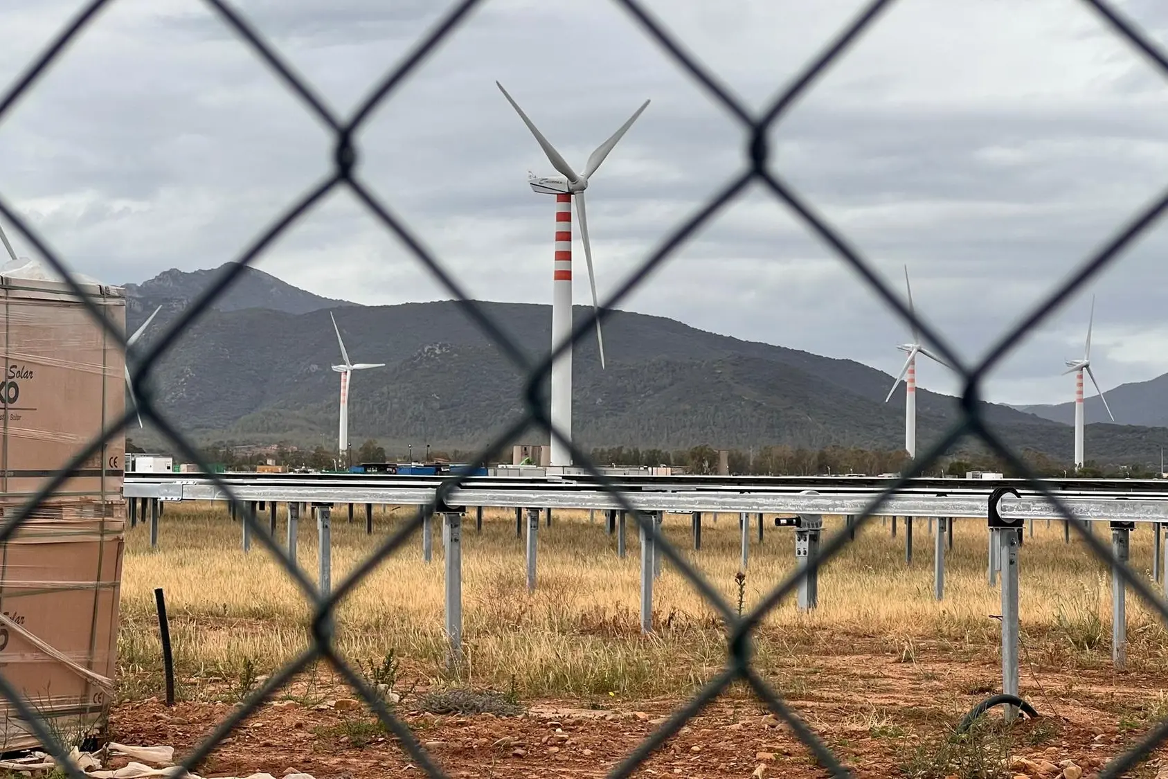 Immagine simbolo dell'invasione energetica della Sardegna; Monte Arcosu, Uta-Assemini: terra recintata dalla speculazione per le centrali eoliche e fotovoltaiche (L'Unione Sarda)