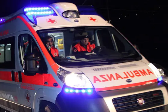 Intervento di un'ambulanza (L'Unione Sarda)