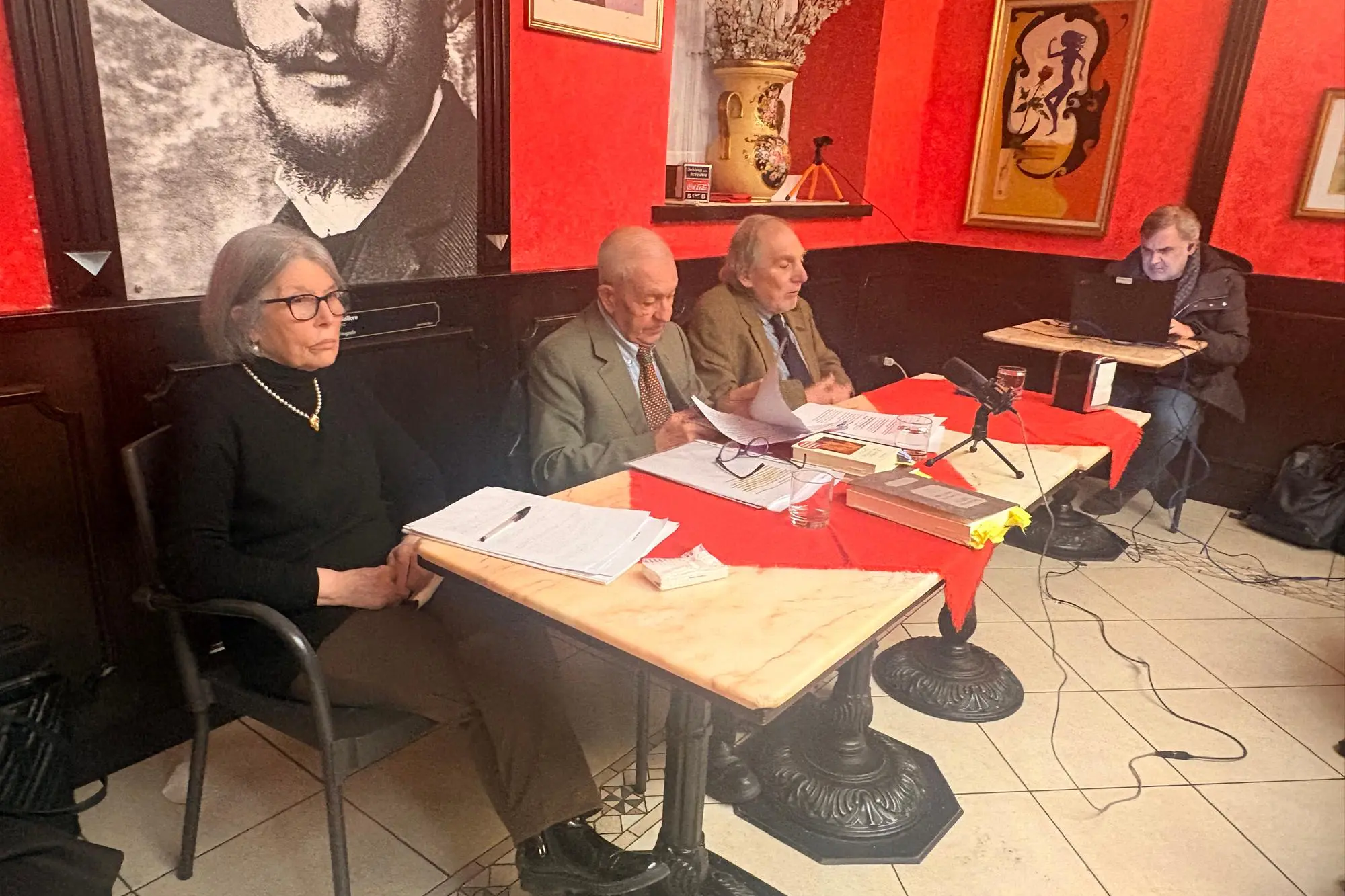 La presentazione dell'epistolario di Salvatore Satta al Caffè Cambosu di Nuoro (foto Pillonca)