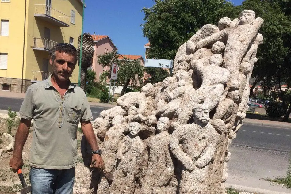 Lo scultore Ruggiu (foto Antonio Naitana)