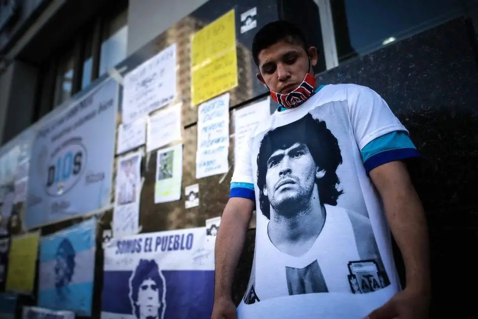 Un fan di Maradona fuori dalla clinica (Ansa - Roncoroni)