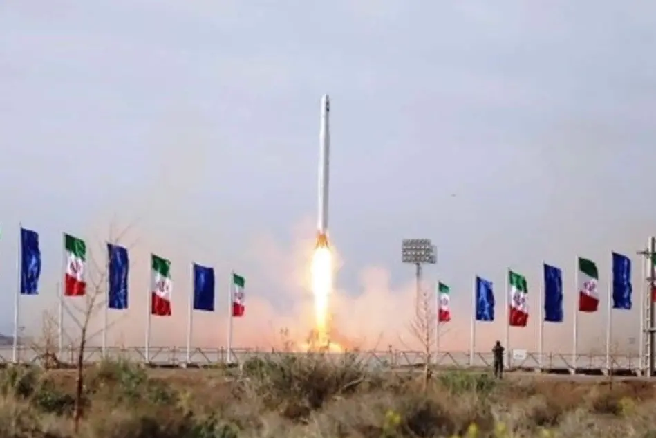 Il lancio del primo satellite militare iraniano (foto Ansa/Epa)