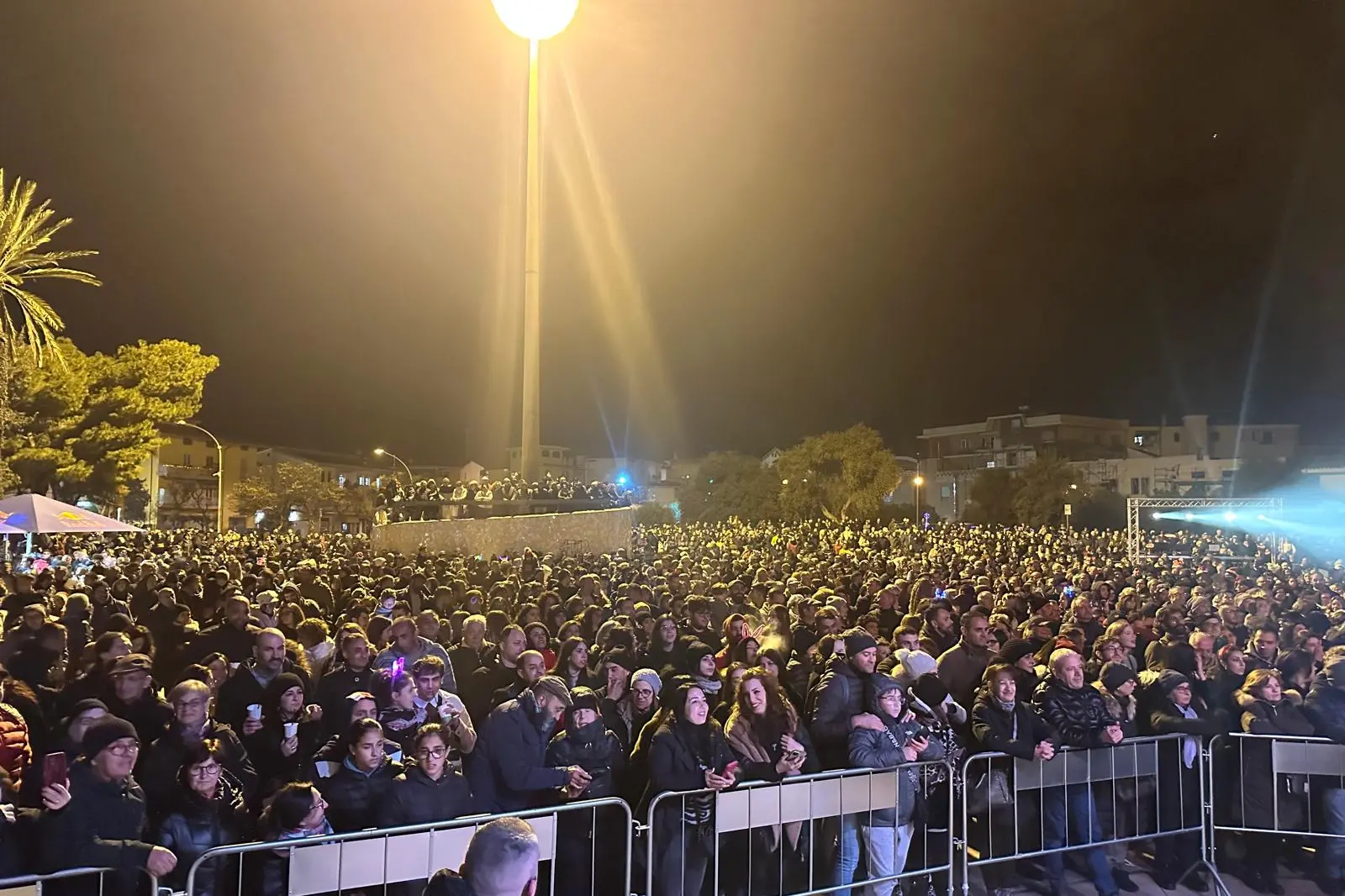 Piazza Rinascita gremita per il concerto di fine anno a Tortolì (foto concessa)