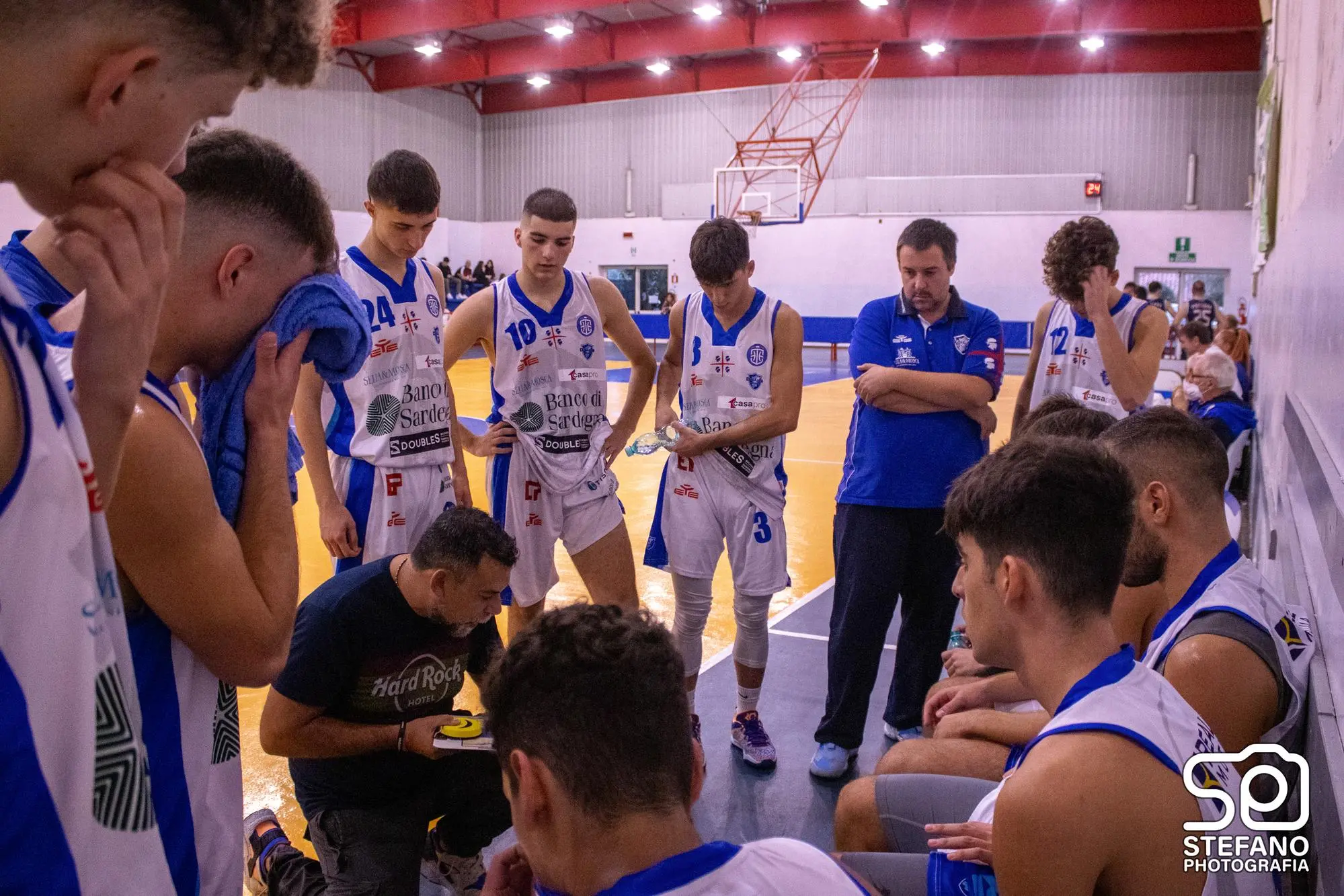 Coach Mura nel corso di un time out con i suoi ragazzi della Dinamo Academy Alghero (foto di Stefano Photografia)