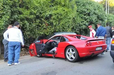 La Ferrari f355 nell'incidente di via S.Antonio - foto Angelo Cucca
