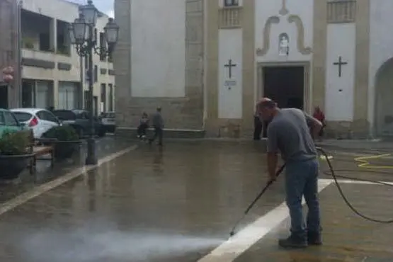 Lavori di pulizia nella piazza di Senorbì