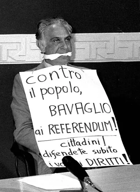 Marco Pannella imbavagliato durante una tribuna politica per i referendum sull'aborto nel 1978 (Ansa)