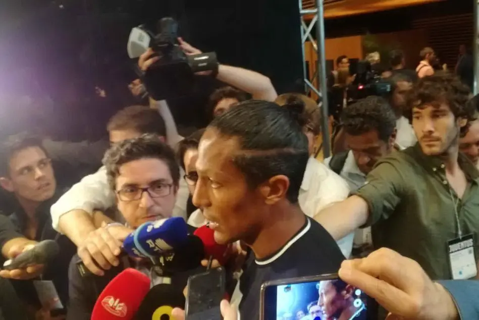 Bruno Alves, assediato dai cronisti durante la presentazione ufficiale di CR7 a Torino