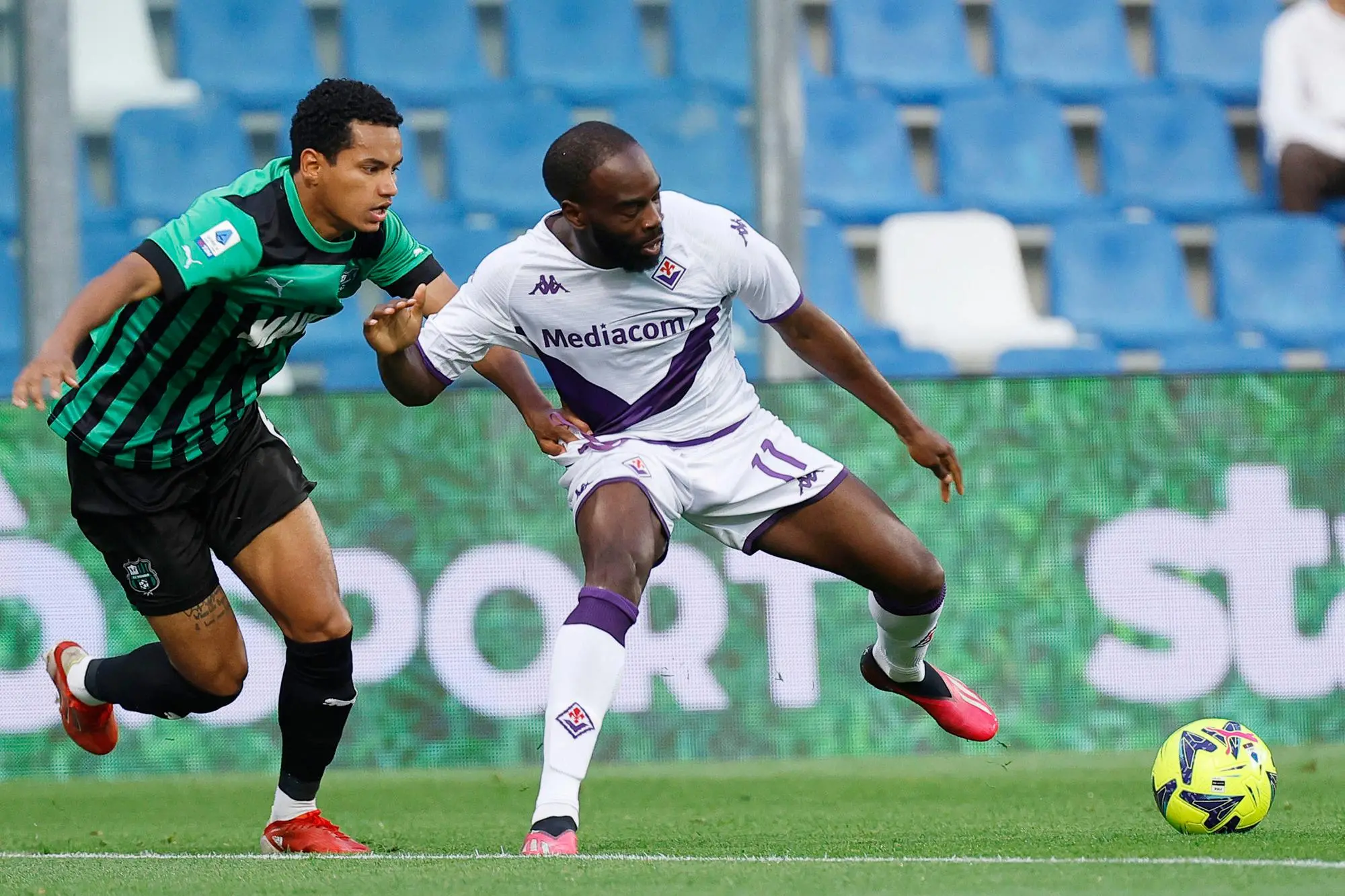 Sassuolo's Rogerio (L) and Fiorentina's Jonathan Ikonè (R) in action during the Italian Serie A soccer match US Sassuolo vs ACF Fiorentina at Mapei Stadium in Reggio Emilia, Italy, 2 June 2023. ANSA /SERENA CAMPANINI