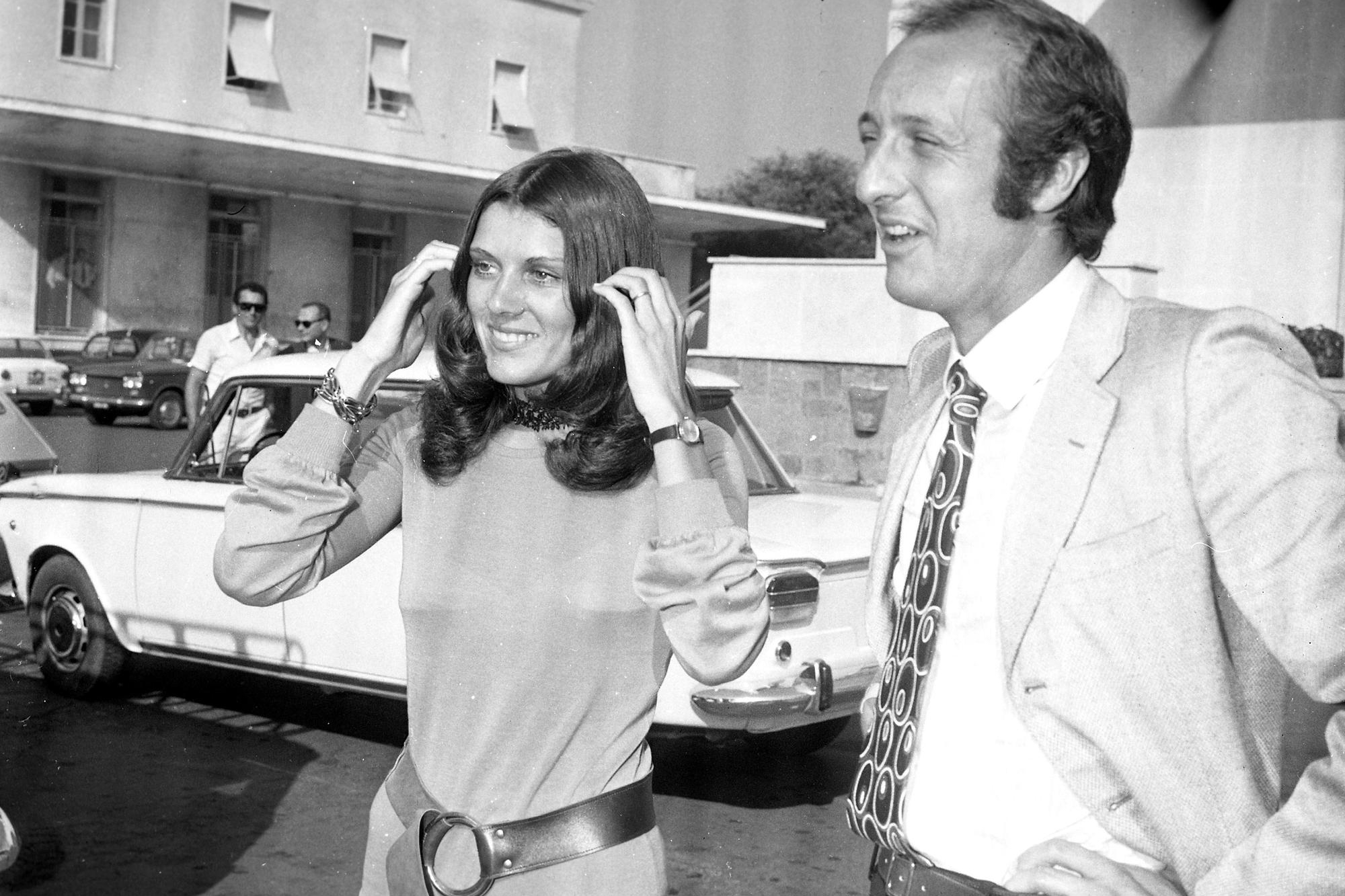 Caterina Caselli con il marito Piero Sugar arrivano da Nairobi all'aeroporto di Roma a Fiumicino, 3 settembre 1970 ARCHIVIO ANSA 52012