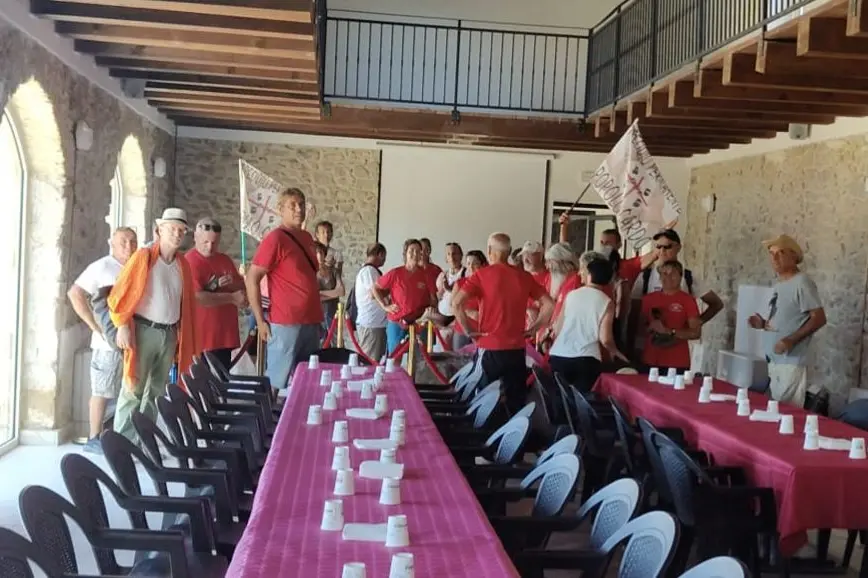 I rappresentanti del presidio del Popolo sardo ricevuti a Senis dal sindaco Tore Soi (foto Piras)