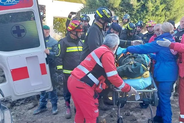 Uno dei due corpi recuperati dai soccorritori (Ansa)