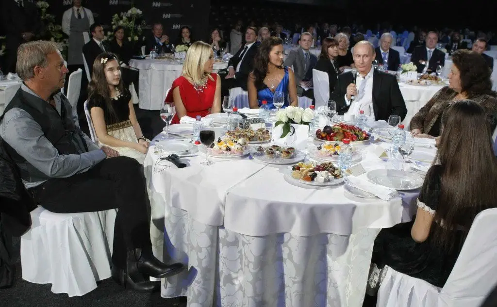 La cena di gala: Putin è chiaramente visibile, Ornella Muti è la terza da sinistra (Ansa)