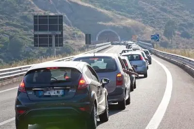 Traffico a rilento sulla Nuova 125 prima di una galleria (archivio)