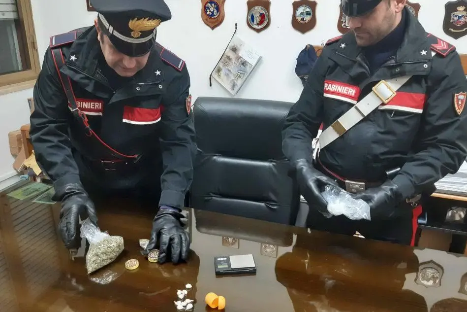 La droga recuperata in casa del detenuto (foto carabinieri)