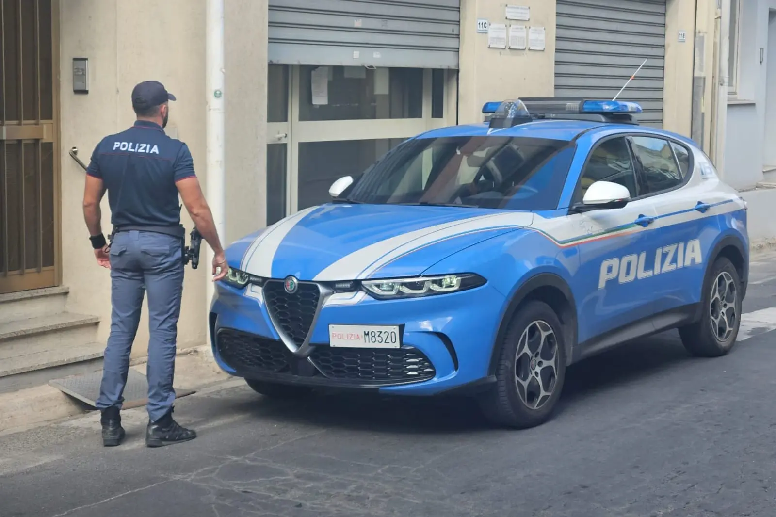 La Polizia davanti all'ambulatori dove è avvenuta l'aggressione