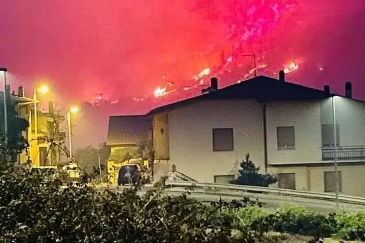 Le fiamme nel centro abitato di Cuglieri (Archivio L'Unione Sarda)