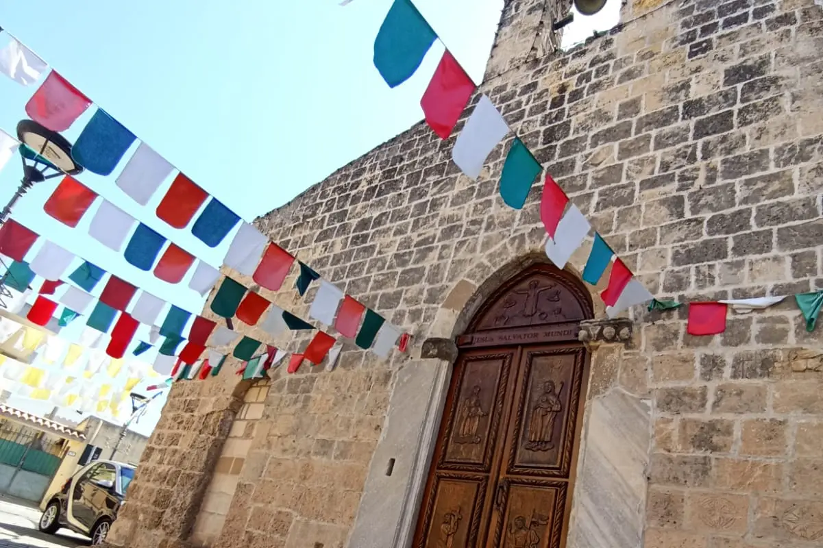 Die Kirche San Salvatore und das umstrittene Geländer