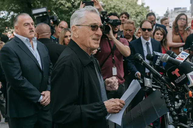 Robert De Niro davanti al tribunale di New York (Ansa-Epa)