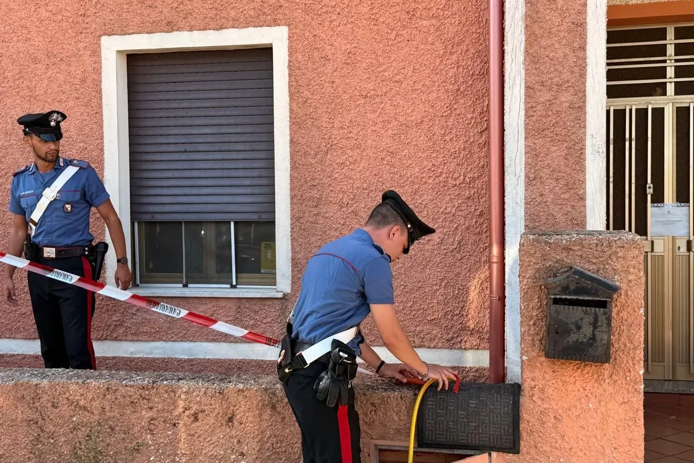 Polizia nella sede dell'associazione Intervol a Buddusò dopo l'omicidio di Marco Pusceddu (foto Silvia Orrù)