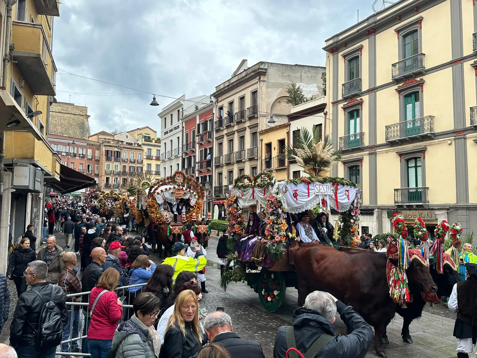 La sfilata delle tracas in corso Vittorio Emanuele (foto L'Unione Sarda - Niada)