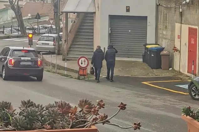 Giampaolo Migali con l'avvocato Marcello Caddori arriva in Procura a Lanusei (Secci)
