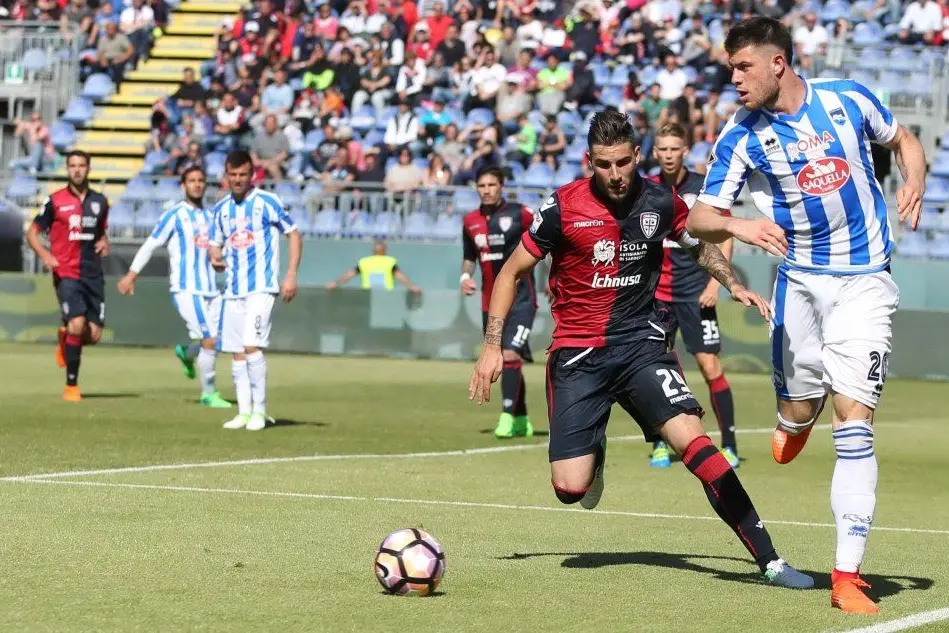Alberto Cerri contro il Cagliari ai tempi del Pescara. Al suo fianco l'ex rossoblù Nicola Murru