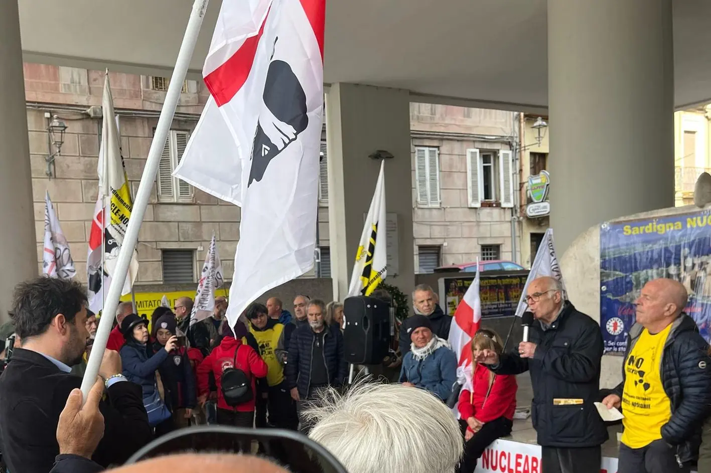 Cagliari, il sit-in sotto il Consiglio regionale (foto Piras)