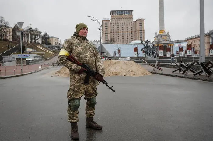 Un soldato ucraino a Kiev (Ansa)