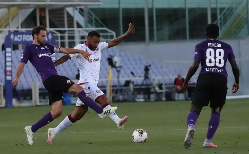 Joao Pedro marcato dalla difesa viola (Foto Fiorentina)