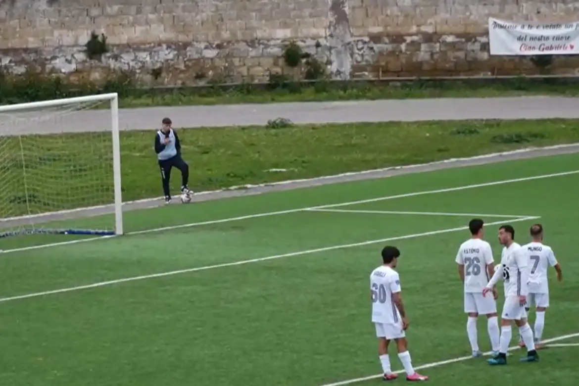 L'episodio del rigore dal quale nasce il vantaggio dell'Olbia (foto Giagnoni)