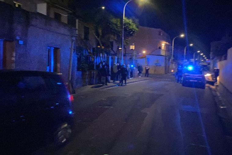 Inseguito da polizia e carabinieri, si schianta contro un muro a Sestu